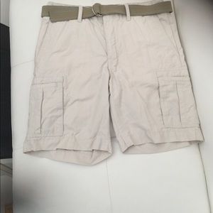 Perry Ellis Men cargo shorts like new.